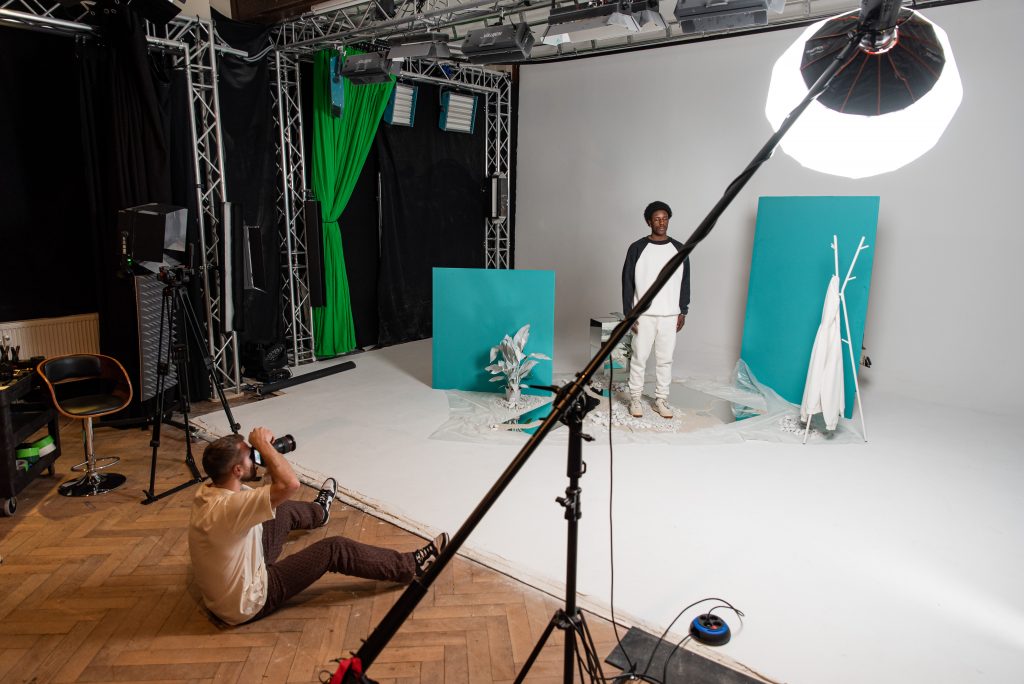Das Filmstudio Unterfranken in Aktion  bei einem Filmdreh und gleichzeitigem Fotoshooting im Mietstudio!